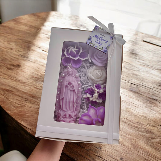 Virgen con flores en tono lila