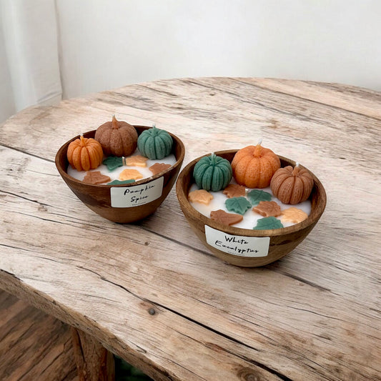 Calabazas en cuenco de madera pequeño
