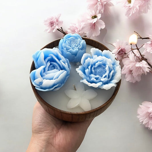 Flores en cuenco de madera redondo mediano