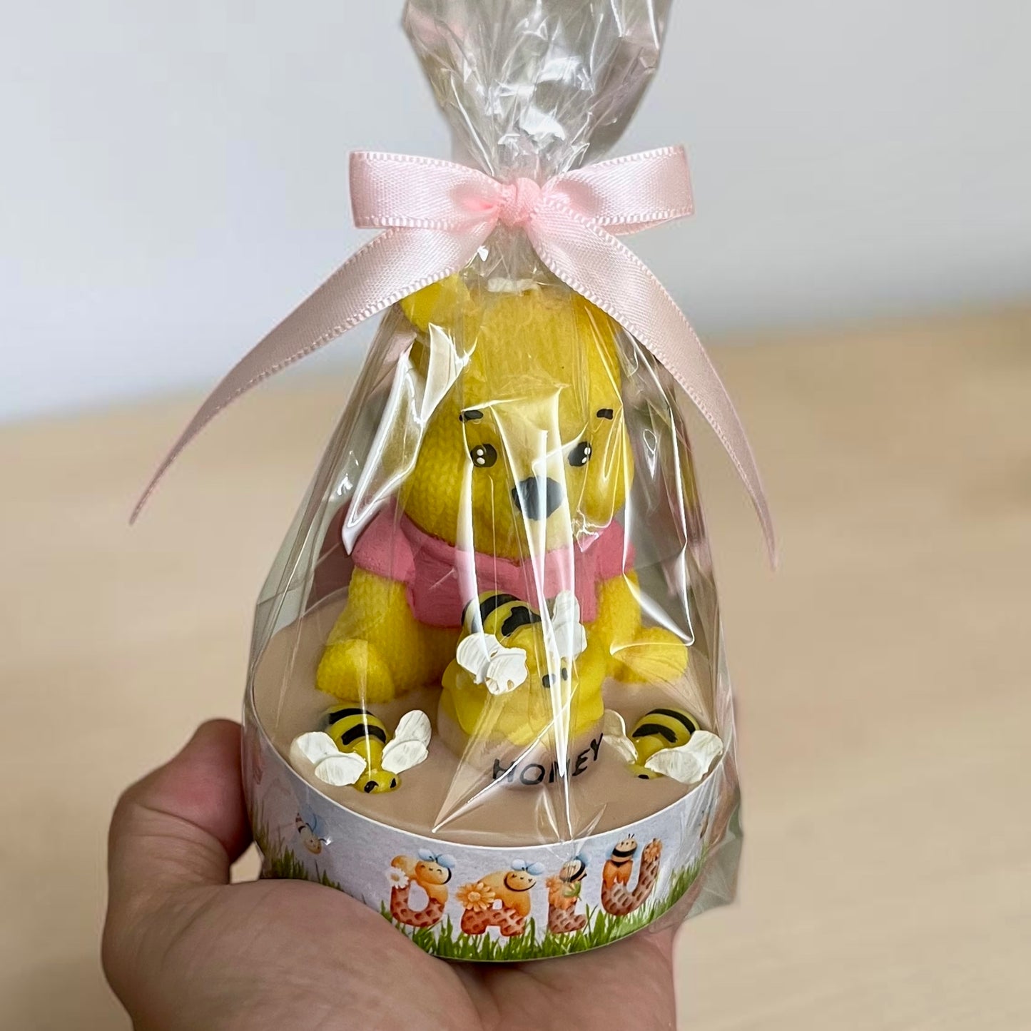 Winnie the Pooh en base con tarro y Abejitas